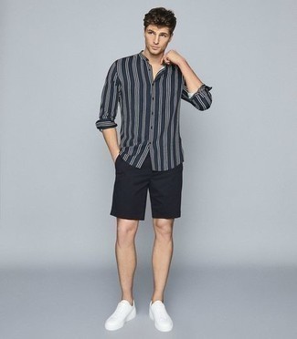 Модный лук: темно-сине-белая рубашка с длинным рукавом в вертикальную полоску, черные шорты, белые низкие кеды из плотной ткани