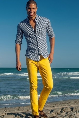 Как носить желтые джинсы с темно-коричневыми замшевыми лоферами мужчине: Темно-сине-белая рубашка с длинным рукавом в мелкую клетку и желтые джинсы прочно закрепились в гардеробе многих парней, помогая создавать неприевшиеся и функциональные ансамбли. Хочешь привнести сюда нотку классики? Тогда в качестве дополнения к этому ансамблю, стоит выбрать темно-коричневые замшевые лоферы.