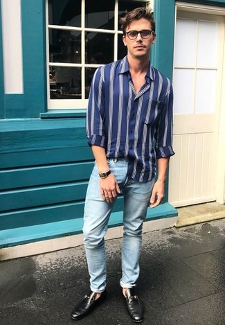 С чем носить синюю рубашку с длинным рукавом в 20 лет мужчине лето: Если ты делаешь ставку на комфорт и практичность, синяя рубашка с длинным рукавом и голубые зауженные джинсы — хороший выбор для привлекательного мужского лука на каждый день. И почему бы не привнести в повседневный ансамбль толику изысканности с помощью черных кожаных лоферов? Такой образ дарит тебе ощущение комфорта в жару и уверенность в том, что ты выглядишь выше всяких похвал.