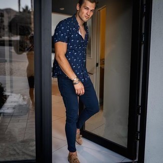 Как носить джинсы с лоферами в 20 лет мужчине лето в стиле кэжуал: Если в одежде ты делаешь ставку на комфорт и функциональность, темно-сине-белая рубашка с коротким рукавом с цветочным принтом и джинсы — отличный выбор для модного повседневного мужского лука. Любители экспериментов могут завершить лук лоферами, тем самым добавив в него толику строгости. Подобный лук может стать твоим спасением, когда за окном невыносимый зной.