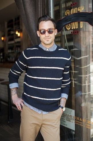 Модный лук: темно-сине-белый свитер с круглым вырезом в горизонтальную полоску, бело-синяя рубашка с длинным рукавом в вертикальную полоску, светло-коричневые брюки чинос