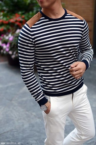Модный лук: темно-сине-белый свитер с круглым вырезом в горизонтальную полоску, белые брюки чинос