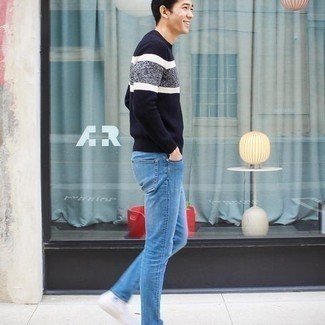 Модный лук: темно-сине-белый свитер с круглым вырезом, синие джинсы, белые высокие кеды из плотной ткани