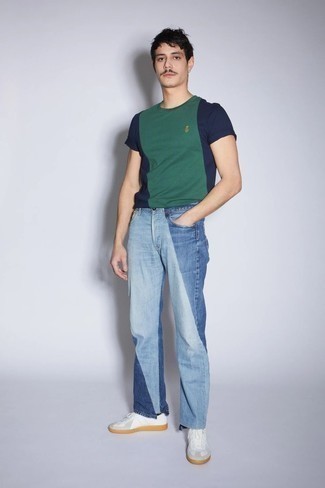С чем носить голубые джинсы в стиле пэчворк мужчине: Темно-сине-зеленая футболка с круглым вырезом и голубые джинсы в стиле пэчворк помогут создать простой и комфортный образ для выходного дня в парке или вечера в баре с друзьями. Белые кожаные низкие кеды станут хорошим дополнением к твоему луку.