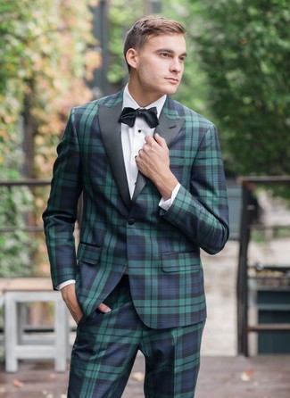 С чем носить галстук-бабочку мужчине в теплую погоду: Темно-сине-зеленый костюм в шотландскую клетку и галстук-бабочка — необходимые вещи в арсенале парней с превосходным чувством стиля.