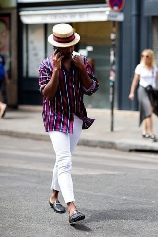 С чем носить бежевую соломенную шляпу мужчине: Если в одежде ты делаешь ставку на комфорт и функциональность, темно-сине-красная рубашка с длинным рукавом в вертикальную полоску и бежевая соломенная шляпа — великолепный вариант для стильного повседневного мужского образа. Если ты любишь использовать в своих луках разные стили, на ноги можно надеть черные кожаные лоферы.