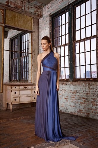 С чем носить темно-синее платье: Темно-синее платье — отличный вариант для выхода в свет.