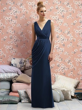 С чем носить темно-синее вечернее платье: Темно-синее вечернее платье — великолепный наряд для мероприятия в фешенебельном заведении.