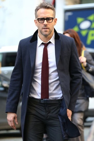 Как Ryan Reynolds носит Темно-синее длинное пальто, Белая классическая рубашка, Черные классические брюки, Темно-красный вязаный галстук