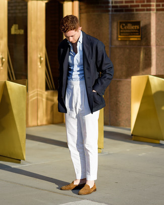 Какие лоферы носить с белыми классическими брюками мужчине в холод: Темно-синее длинное пальто смотрится выигрышно в паре с белыми классическими брюками. Нравится рисковать? Дополни образ лоферами.