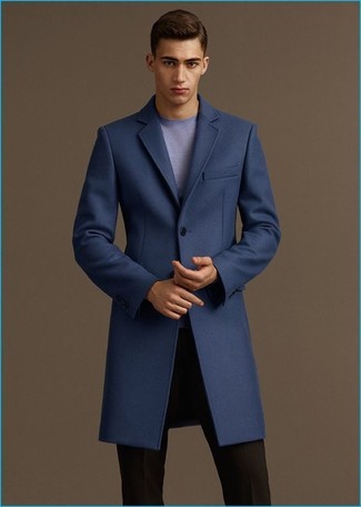 Как носить бирюзовый свитер с круглым вырезом с темно-синим длинным пальто в теплую погоду: Любишь выглядеть дорого? Тогда дуэт темно-синего длинного пальто и бирюзового свитера с круглым вырезом придется тебе по душе.