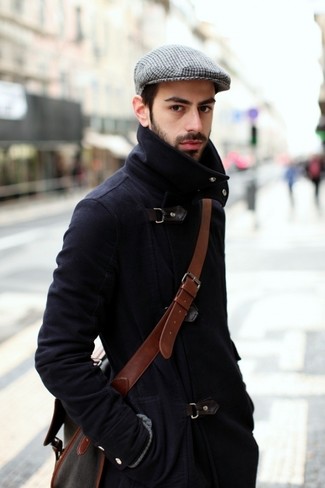С чем носить коричневую кожаную сумку почтальона в деловом стиле: Темно-синее длинное пальто и коричневая кожаная сумка почтальона — отличная формула для воплощения модного и практичного образа.