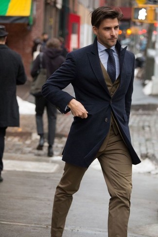 С чем носить темно-синий галстук в горошек в 30 лет мужчине: Комбо из темно-синего длинного пальто и темно-синего галстука в горошек — замечательный пример строгого мужского стиля.