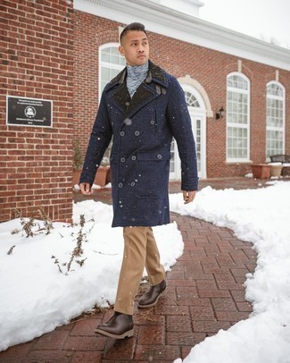 С чем носить бело-черный шарф в 20 лет мужчине в прохладную погоду: Сочетание темно-синего длинного пальто и бело-черного шарфа - очень практично, и поэтому прекрасно подойдет для повседневой носки. Думаешь привнести сюда немного классики? Тогда в качестве дополнения к этому луку, стоит обратить внимание на темно-коричневые кожаные ботинки челси.