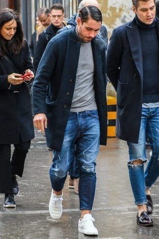 Как носить синие джинсы с бело-черными низкими кедами из плотной ткани в 30 лет мужчине в холод: Дуэт темно-синего длинного пальто и синих джинсов позволит выглядеть аккуратно, но при этом выразить твой личный стиль. Ты можешь легко приспособить такой ансамбль к повседневным делам, закончив его бело-черными низкими кедами из плотной ткани.