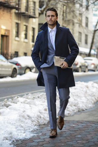 Какие классические рубашки носить с синим длинным пальто: Сочетание синего длинного пальто и классической рубашки — превосходный пример строгого делового стиля. Вкупе с этим ансамблем органично выглядят коричневые кожаные туфли дерби.