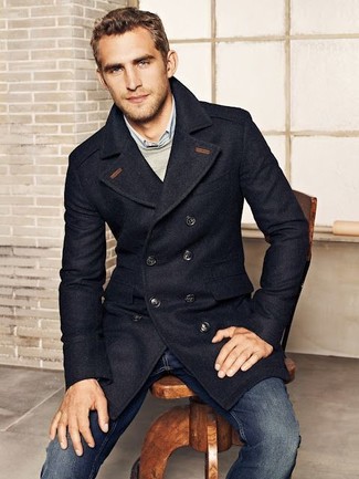 Как носить серый свитер с круглым вырезом с темно-синими джинсами мужчине: Серый свитер с круглым вырезом и темно-синие джинсы — великолепный вариант для несложного, но модного мужского ансамбля.