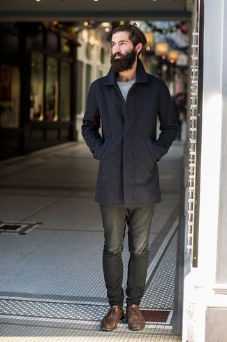 С чем носить темно-синее длинное пальто в холод в стиле смарт-кэжуал: Дуэт темно-синего длинного пальто и темно-серых джинсов поможет создать элегантный и современный мужской лук. Любишь эксперименты? Заверши образ коричневыми кожаными брогами.