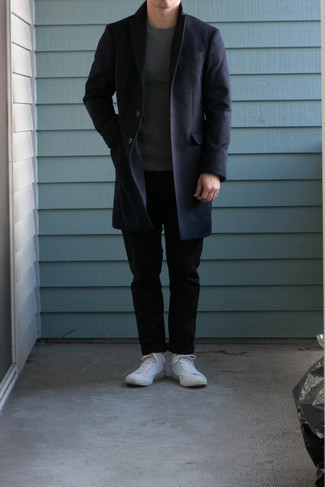 Какие высокие кеды носить с темно-синим длинным пальто в 30 лет в теплую погоду: Комбо из темно-синего длинного пальто и черных брюк чинос поможет выразить твой оригинальный личный стиль и выигрышно выделиться из толпы. Такой ансамбль несложно приспособить к повседневным нуждам, если завершить его высокими кедами.