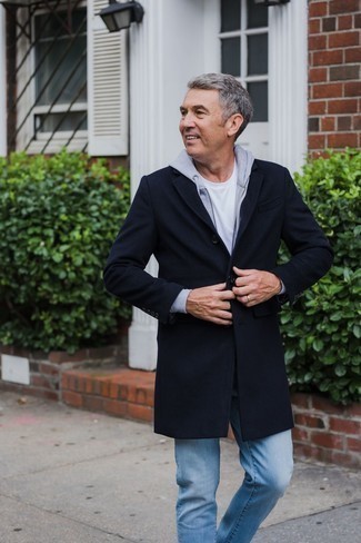 С чем носить серый худи мужчине в прохладную погоду: Серый худи в сочетании с голубыми джинсами — великолепная идея для воплощения мужского ансамбля в стиле smart casual.