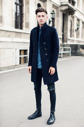 Как носить джинсы с длинным пальто в 30 лет в теплую погоду в стиле кэжуал: Можно с уверенностю сказать, что длинное пальто выглядит отлично в сочетании с джинсами. Тебе нравятся незаурядные сочетания? Можешь дополнить свой образ черными кожаными ботинками дезертами.