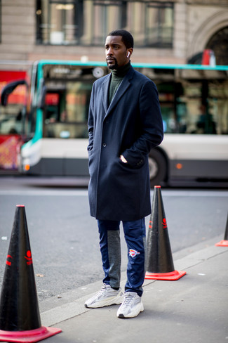 Какие спортивные штаны носить с серыми кроссовками мужчине в холод: Лук из темно-синего длинного пальто и спортивных штанов поможет выглядеть аккуратно, а также выразить твой индивидуальный стиль. Этот лук чудесно завершат серые кроссовки.