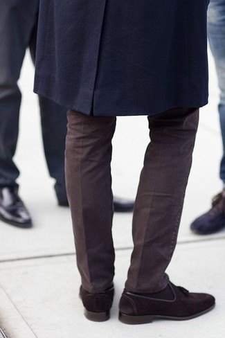 Как носить коричневые брюки чинос с темно-коричневыми замшевыми лоферами в холод: Темно-синее длинное пальто будет выглядеть чудесно в паре с коричневыми брюками чинос. Почему бы не привнести в этот ансамбль на каждый день толику утонченности с помощью темно-коричневых замшевых лоферов?