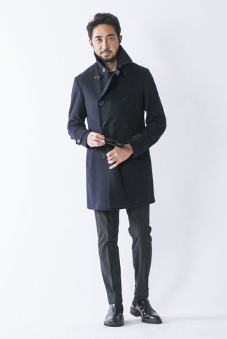 Какие классические брюки носить с темно-синим длинным пальто за 40 лет в теплую погоду: Несмотря на то, что этот ансамбль довольно классический, тандем темно-синего длинного пальто и классических брюк всегда будет по вкусу джентльменам, пленяя при этом сердца дам. Такой образ несложно приспособить к повседневным реалиям, если надеть в паре с ним черные кожаные ботинки челси.