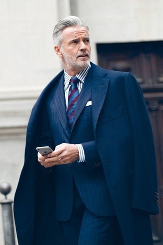 Какие длинные пальто носить с бело-темно-синей классической рубашкой в деловом стиле: Длинное пальто и бело-темно-синяя классическая рубашка — must have вещи в деловом мужском гардеробе.