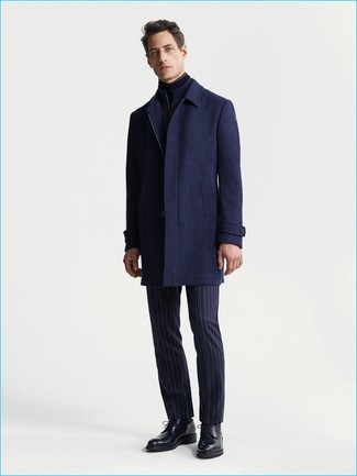 С чем носить темно-синее длинное пальто в холод в стиле смарт-кэжуал: Образ из темно-синего длинного пальто и темно-синих шерстяных классических брюк в вертикальную полоску выглядит очень привлекательно и элегантно. Вкупе с этим ансамблем выигрышно будут выглядеть черные кожаные туфли дерби.