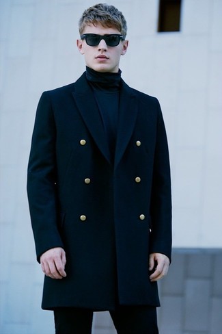 С чем носить темно-синее длинное пальто в холод в стиле смарт-кэжуал: Друзья позавидуют твоему чувству стиля, если ты придешь на встречу в темно-синем длинном пальто и черных брюках чинос.