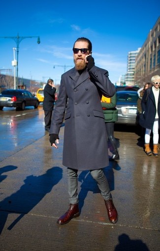 Как носить повседневные ботинки с длинным пальто: Длинное пальто смотрится выигрышно в сочетании с серыми классическими брюками. Чтобы образ не получился слишком отполированным, можешь надеть повседневные ботинки.
