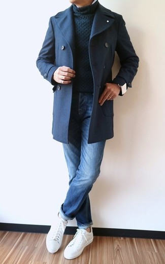 Как носить темно-синее длинное пальто с синими джинсами в холод: Темно-синее длинное пальто и синие джинсы — выбор, который будет неминуемо притягивать женские взгляды. Закончив образ белыми кожаными низкими кедами, ты привнесешь в него динамичность.