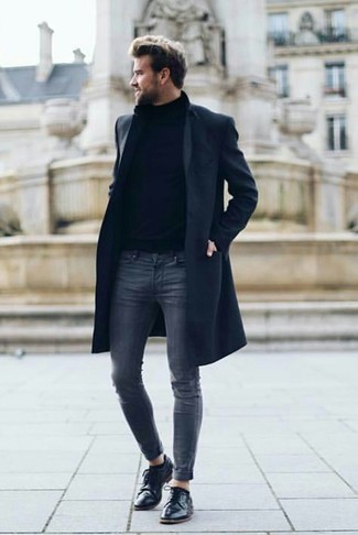 Как носить зауженные джинсы с туфлями дерби в холод: Лук из темно-синего длинного пальто и зауженных джинсов позволит выглядеть модно, а также выразить твой индивидуальный стиль. Если ты предпочитаешь смелые решения в своих луках, заверши этот туфлями дерби.