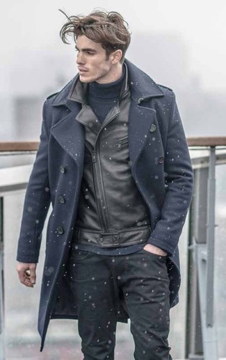 Модный лук: темно-синее длинное пальто, черная кожаная косуха, темно-синяя водолазка, черные джинсы