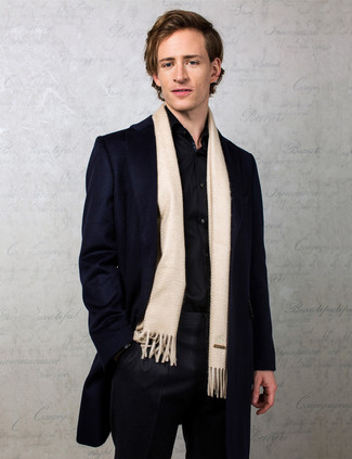 С чем носить светло-коричневый шарф в 30 лет мужчине в деловом стиле: Темно-синее длинное пальто и светло-коричневый шарф — выбор мужчин, которые никогда не сидят на месте.