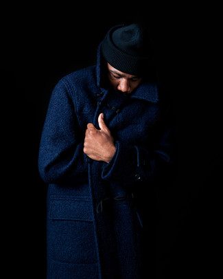 С чем носить черную шапку мужчине в прохладную погоду: Темно-синее длинное пальто и черная шапка позволят составить несложный и комфортный образ для выходного дня в парке или вечера в шумном заведении с друзьями.