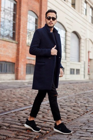 Как носить темно-синее длинное пальто с черными джинсами в 30 лет в холод: Привлекательное сочетание темно-синего длинного пальто и черных джинсов поможет подчеркнуть твой личный стиль и выгодно выделиться из общей массы. Закончи образ черными кроссовками, если не хочешь, чтобы он получился слишком зализанным.