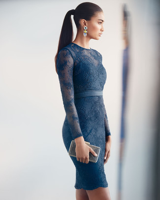 С чем носить серебряные серьги в теплую погоду: Темно-синее кружевное облегающее платье и серебряные серьги — выбор дам, которые никогда не могут усидеть на месте.