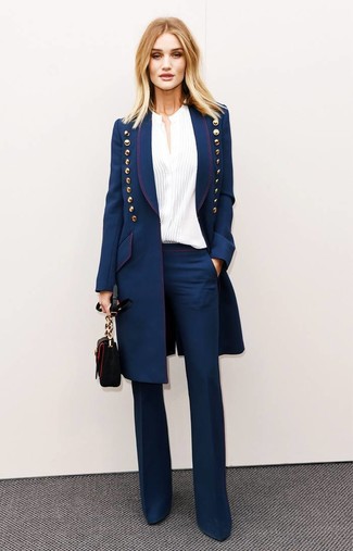 С чем носить темно-сине-зеленое пальто в 30 лет женщине в деловом стиле: Темно-сине-зеленое пальто и темно-синие брюки-клеш — это тот вариант, который гарантирует тебе комплименты.
