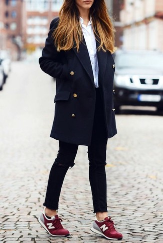 Как носить синее пальто с черными джинсами женщине в теплую погоду: Синее пальто в сочетании с черными джинсами не прекращает покорять сердца стильных женщин. И почему бы не разнообразить образ с помощью темно-красных низких кед?