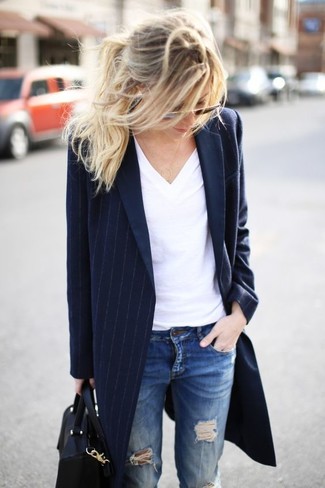 С чем носить рваные джинсы в 30 лет женщине: Темно-синее пальто в вертикальную полоску и рваные джинсы надежно обосновались в гардеробе многих девушек, позволяя составлять шикарные и стильные луки.