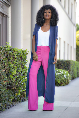 С чем носить ярко-розовые брюки женщине в стиле смарт-кэжуал: Для похода в кино или кафе идеально подходит лук из темно-синего пальто дастер и ярко-розовых брюк.