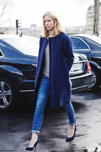 Какие джинсы носить с темно-синим пальто женщине осень в стиле смарт-кэжуал: Темно-синее пальто и джинсы — обязательные вещи в гардеробе стильной современной женщины. В этот наряд не составит труда интегрировать пару темно-синих замшевых туфель. Нам нравится такой наряд на осень.