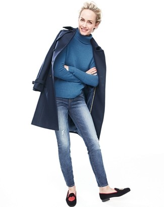 С чем носить лоферы за 40 лет женщине в теплую погоду в деловом стиле: Темно-синее пальто и синие джинсы будет классным вариантом для простого образа на каждый день. Говоря об, можно завершить образ лоферами.