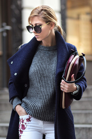 С чем носить темно-синее пальто женщине: Темно-синее пальто и белые джинсы скинни с вышивкой — must have вещи в гардеробе барышень с превосходным чувством стиля.