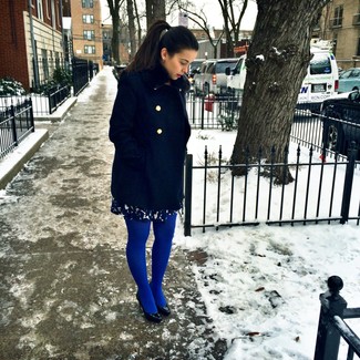 Как носить темно-синее пальто с черными кожаными туфлями в прохладную погоду: Если не представляешь, в чем пойти на учебу или на работу, темно-синее пальто и темно-синее платье прямого кроя с принтом — великолепный вариант. В тандеме с этим луком органично будут выглядеть черные кожаные туфли.