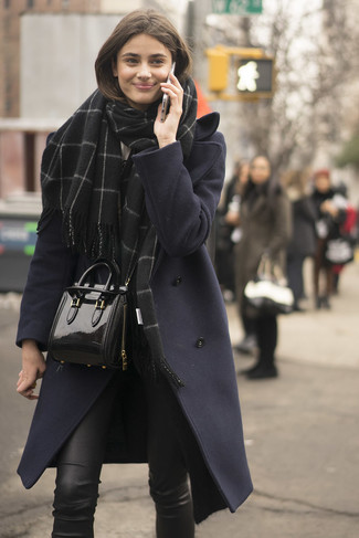 С чем носить черный шарф женщине в холод в стиле смарт-кэжуал: Темно-синее пальто и черный шарф — выбор барышень, которые постоянно в движении.