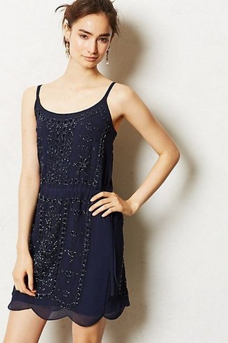 Модный лук: темно-синее платье-комбинация из бисера