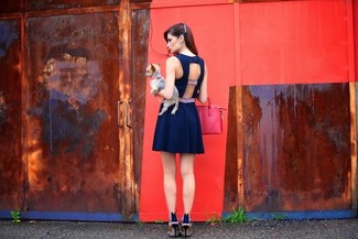 С чем носить синее платье: Современным дамам, которые любят держать руку на пульсе последних тенденций, советуем обратить внимание на это сочетание синего платья. Что же до обуви, можно завершить образ разноцветными кожаными туфлями.